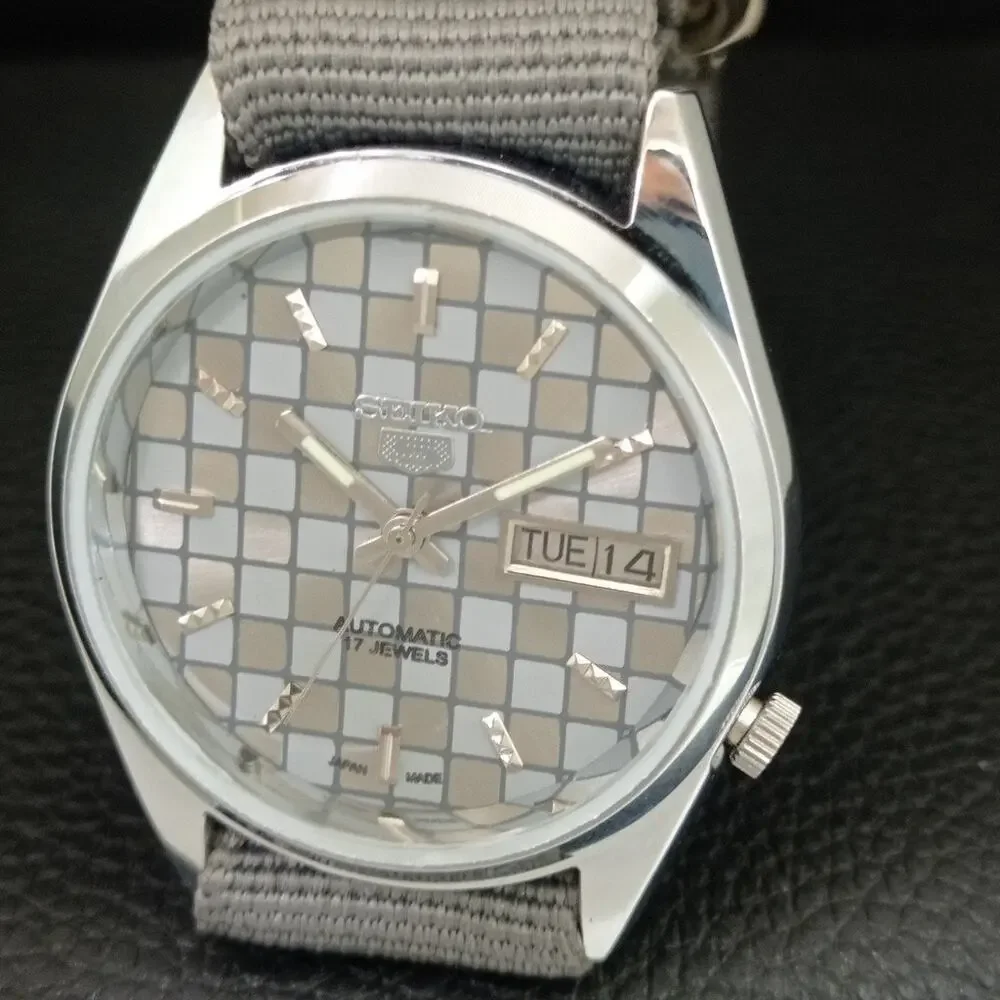 Vintage 1974 Seiko Automatic Mens Silver Watch W/daydate & Silver accents